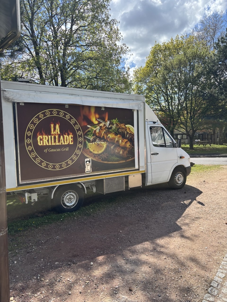 Vue ext&eacute;rieure du camion La Grillade avec branding et visuel grillades