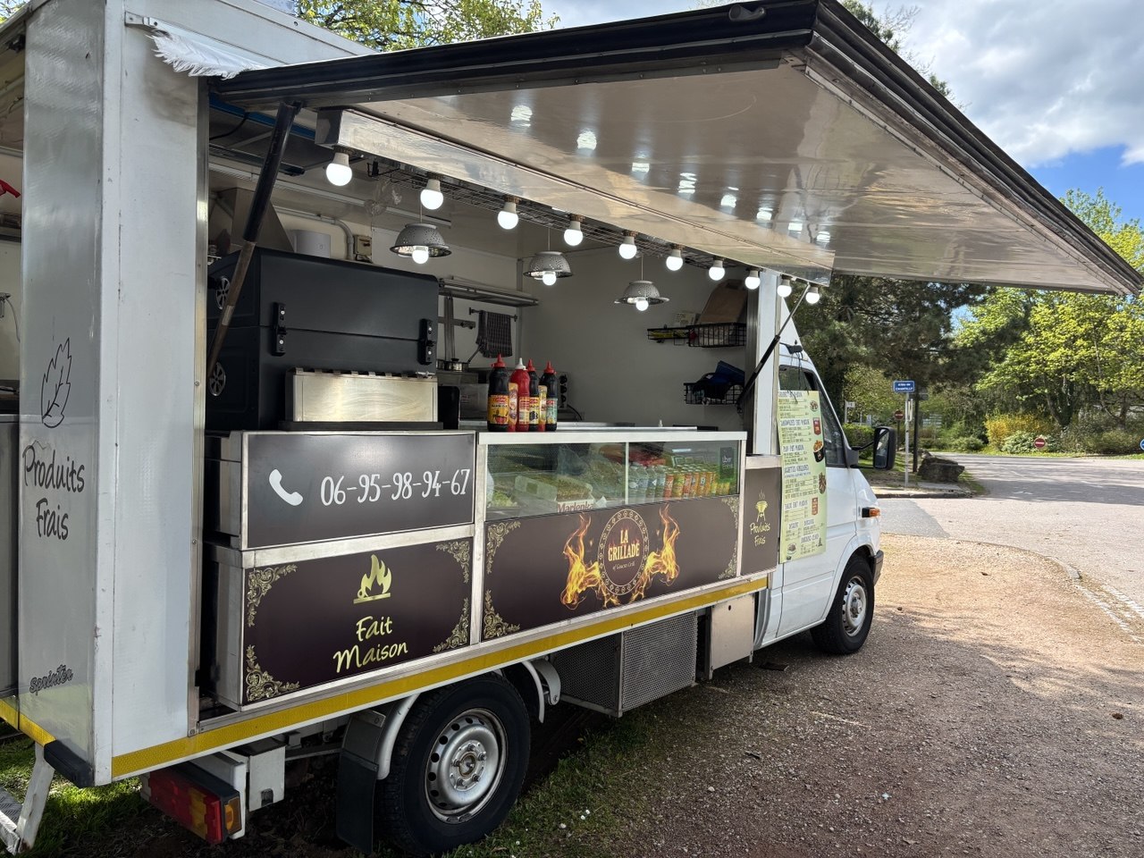 Food truck La Grillade ouvert avec comptoir de service et menu visible